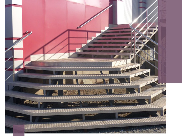 Лестницы для магазина в Томске — изготовление и монтаж