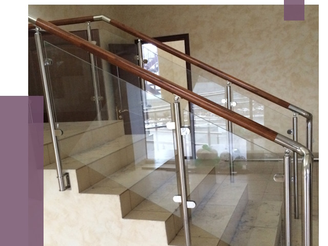 Комбинированные перила из металла и дерева в Томске