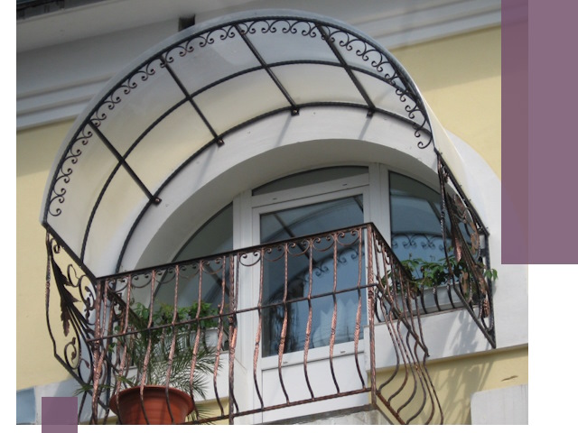 Козырьки над балконом в Томске — изготовление и монтаж